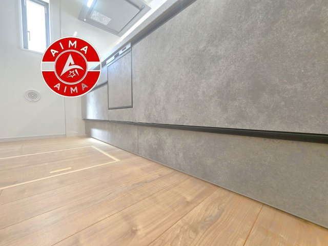 福岡市早良区小田部3丁目第1-1棟（1号棟）の内観：施工例|ご家族を近くに感じられる対面キッチンのLDK。会話もはずみそうですね。