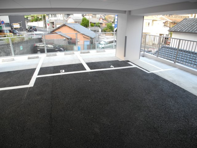 アミティ花丘の駐車場