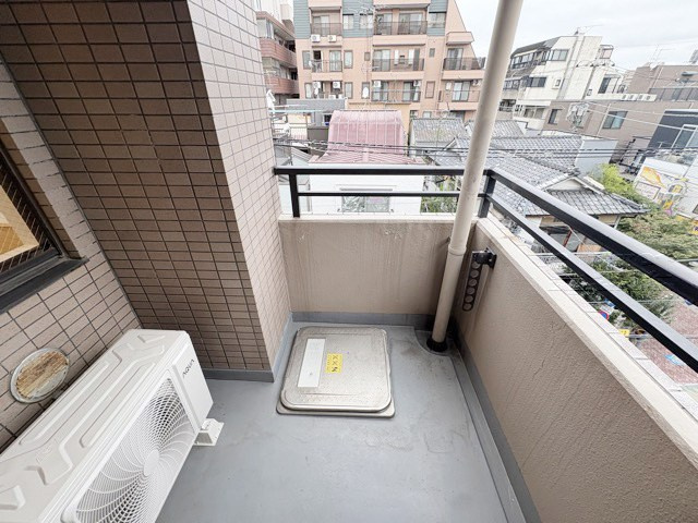 【バルコニー】 | シティオ高円寺 | バルコニーの様子。ここからの眺めが、日々のストレスを発散してくれることでしょう。ちなみにバルコニーは専有部分ではなく「共用部分」の扱いです。～即日のご見学可能～　お問合せはお気軽にどうぞ。