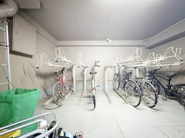 【駐輪場】 | シティオ高円寺 | 自転車置き場。マンションの共用部にあたります。空きの有無や駐輪料金、各戸の台数制限などについては、改めてお問い合わせください。～即日のご見学可能～　お問合せはお気軽にどうぞ。