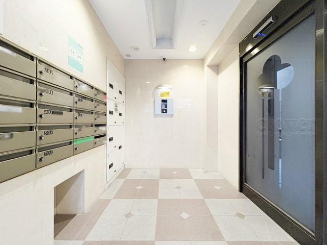 【ロビー】 | シティオ高円寺 | 宅配ボックスや集合ポストなどを備えたエントランスホール。ここもマンションの顔となる部分であり、しっかりと清掃の行き届いたさまに安心感をおぼえます。～即日のご見学可能～　お問合せはお気軽にどうぞ。
