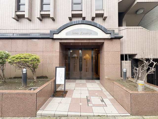 【エントランス】 | シティオ高円寺 | オートロックを備えた、マンションのエントランス。やはりセキュリティの観点は欠かすことができません。皆様を“安全”に送り出し、出迎えてくれます。～即日のご見学可能～　お問合せはお気軽にどうぞ。