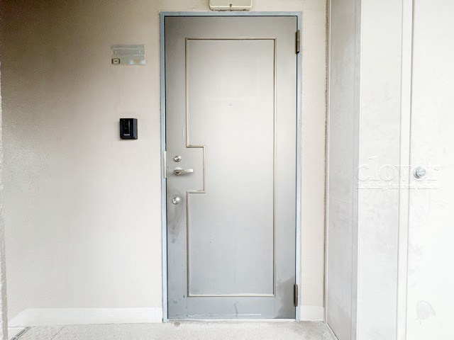 【その他共用部分】 | シティオ高円寺 | 皆様をお迎えする、お部屋の玄関ドア。開けやすさや開放角度、ドアノブの操作しやすさや鍵の形状などを、現地で一度ご確認ください。～即日のご見学可能～　お問合せはお気軽にどうぞ。