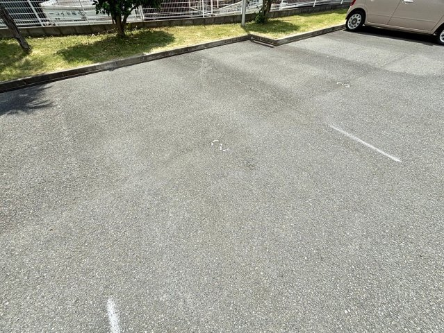 ホワイト・コースト壱番館の駐車場