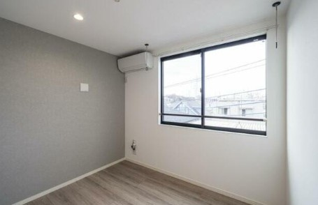 柏市つくしが丘４丁目のアパートの居間・リビング