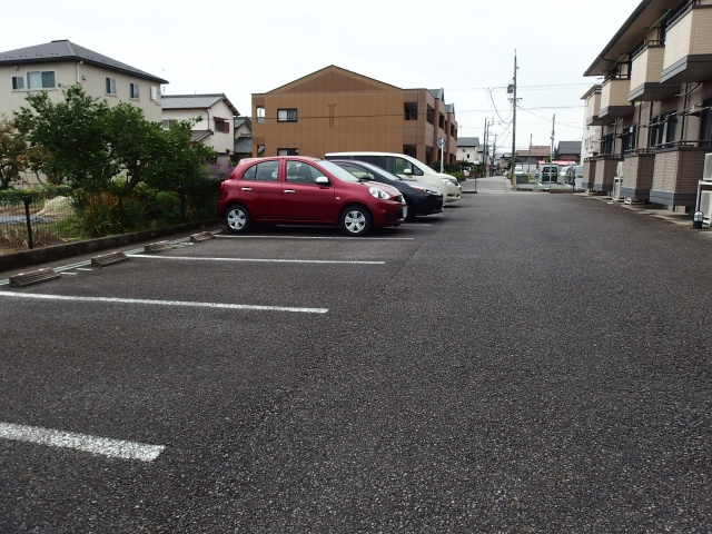 クレールＮの駐車場