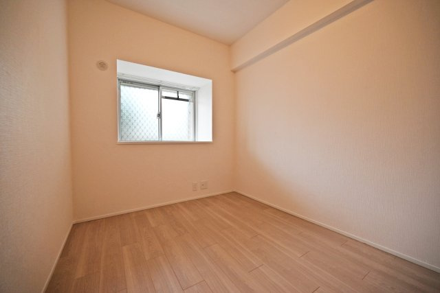 シティコーポ鴨野2号棟の子供部屋|洋室5.0帖
約5.0帖の洋室は、お子様のお部屋として使いやすい一室。ベッドや学習机などを配置しやすく、お子様の成長に合わせて自分だけの空間づくりをお楽しみいただけます。