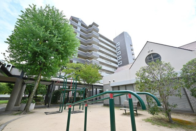 シティコーポ鴨野2号棟の外観|マンションのそばには公園もあるので小さなお子様がいらっしゃるご家庭でも安心です。