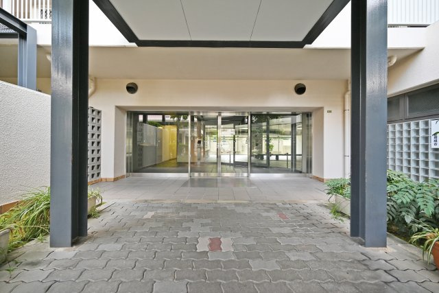 シティコーポ鴨野2号棟|住まう方や訪れる方を迎える、マンションの顔となるエントランス。落ち着いた雰囲気が広がり、毎日の暮らしに心地よさを添えます。