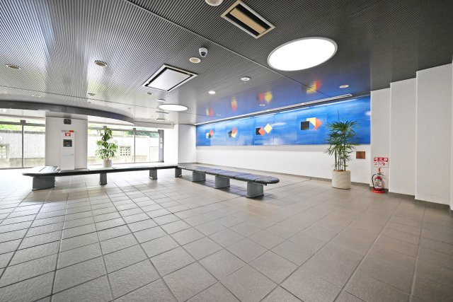シティコーポ鴨野2号棟のエントランス|ゆったりとしたベンチを備えたエントランスロビー。待ち合わせやちょっとした休憩にも便利で、住まう方や訪れる方を心地よく迎える、ゆとりある共用空間です。