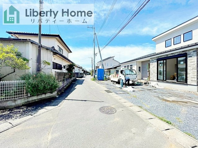水戸市吉沢町6期　新築戸建の前面道路含む現地写真