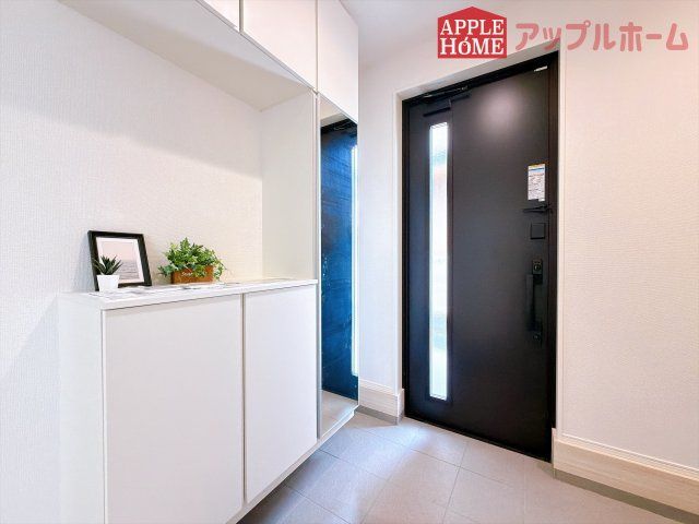 [新築住宅] 羽生市南5丁目 1期 全1棟の玄関|上下棚にたっぷり靴を収納できます。「ただいま」と玄関を開けた瞬間から、奥に広がる空間を明るい室内を感じられますね♪