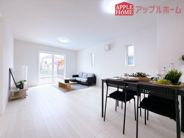 [新築住宅] 羽生市南5丁目 1期 全1棟の居間・リビング|窓から差し込む光で家族を温かく包み込みます。明るいリビングで子育てする喜びを☆いつでも見学可能です！