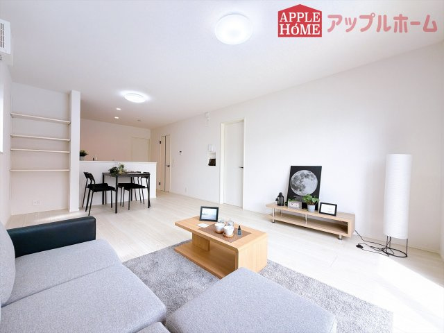 [新築住宅] 羽生市南5丁目 1期 全1棟の居間・リビング|広々リビング×対面キッチンで家族の会話も弾みます♪家族団らんの秘訣は間取りにあり☆夢のマイホームを一緒に叶えましょう！