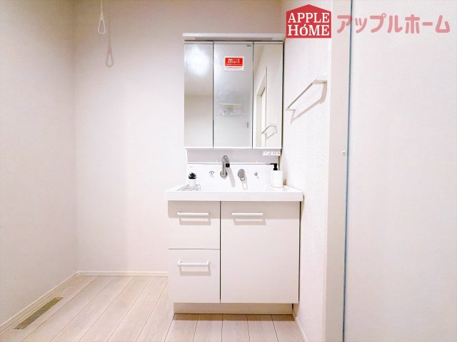 [新築住宅] 羽生市南5丁目 1期 全1棟の独立洗面台|鏡の裏に歯ブラシや化粧水、整髪料など小物を隠して収納でき、生活感を出さずに綺麗な空間に保てます。また、左右の鏡を動かすことで横や後ろ向きの姿をチェックできるのも嬉しいポイントです♪