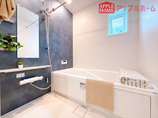 [新築住宅] 羽生市南5丁目 1期 全1棟の浴室|窓付きのバスルームは、採光もあり明るく気持ちの良い空間です。窓があることで、換気環境も良好。掃除もスムーズに出来ます♪