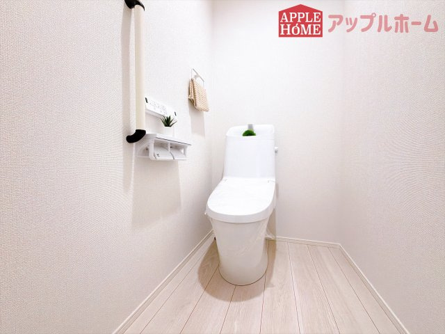 [新築住宅] 羽生市南5丁目 1期 全1棟のトイレ|白を基調とした清潔感のある明るい空間。温水洗浄便座付きで、毎日快適・清潔に使用できます。操作しやすい壁面リモコンを採用しています。