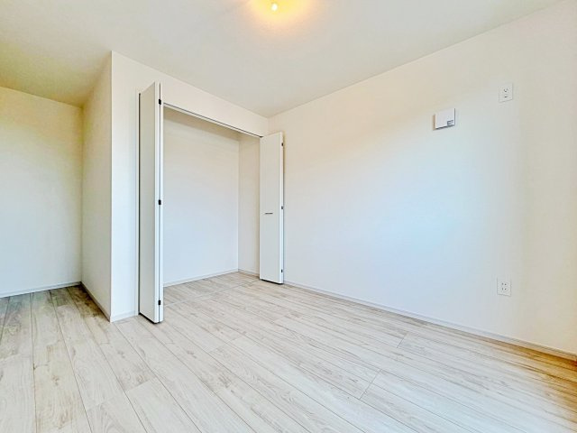 グレイス名古屋市天白区鴻の巣3期の洋室|上品な設えの洋室は、落ち着いた雰囲気の中でくつろげる空間。ご家族それぞれのライフスタイルに寄り添います。									
									