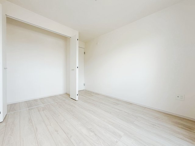 グレイス名古屋市天白区鴻の巣3期の洋室|上品な設えの洋室は、落ち着いた雰囲気の中でくつろげる空間。ご家族それぞれのライフスタイルに寄り添います。									
									