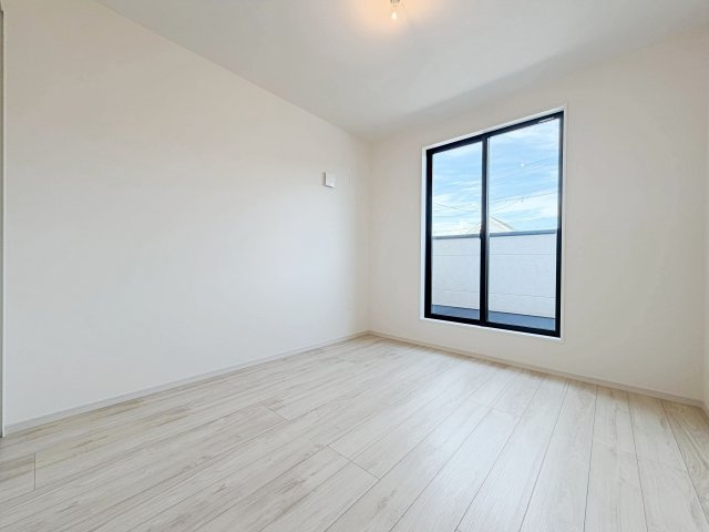 グレイス名古屋市天白区鴻の巣3期の洋室|上品な設えの洋室は、落ち着いた雰囲気の中でくつろげる空間。ご家族それぞれのライフスタイルに寄り添います。									
									