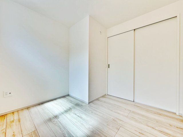 グレイス名古屋市天白区鴻の巣3期の洋室|上品な設えの洋室は、落ち着いた雰囲気の中でくつろげる空間。ご家族それぞれのライフスタイルに寄り添います。									
									