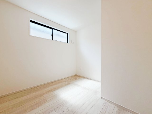 グレイス名古屋市天白区鴻の巣3期の洋室|上品な設えの洋室は、落ち着いた雰囲気の中でくつろげる空間。ご家族それぞれのライフスタイルに寄り添います。									
									
