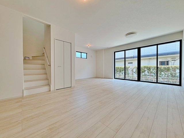 グレイス名古屋市天白区鴻の巣3期の居間・リビング|開放感あふれる洗練されたリビング空間。上品なくつろぎのひとときを、お過ごしいただけます。									
									