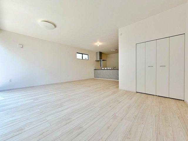 グレイス名古屋市天白区鴻の巣3期の居間・リビング|開放感あふれる洗練されたリビング空間。上品なくつろぎのひとときを、お過ごしいただけます。									
									