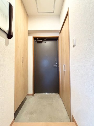 ライオンズマンション旭ヶ丘の玄関|明るい木目調で、温かみのある玄関。シューズボックス付きで収納力も確保されています