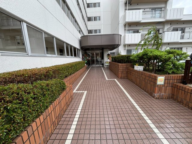 ライオンズマンション旭ヶ丘|エントランスには季節の花が飾られ、隅々まで手入れが行き届いた、清潔感のある共用スペースです