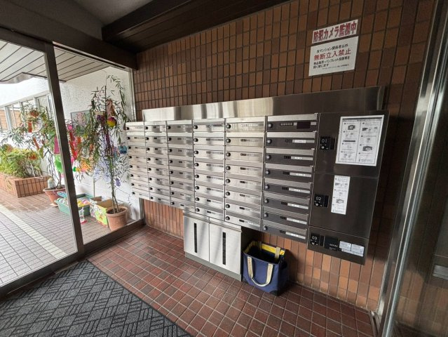 ライオンズマンション旭ヶ丘の設備|不在時でも荷物を受け取れる宅配ボックスを完備