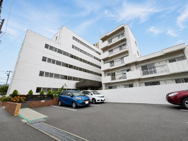 ライオンズマンション旭ヶ丘の外観|スーパー・ドラッグストア・コンビニも徒歩10分圏内に揃い、暮らしやすさと落ち着いた住環境