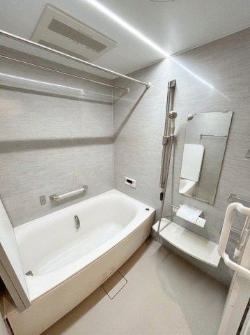 ライオンズマンション旭ヶ丘の浴室|ゆったりとした広さのバスルームに、広めのバスタブを採用。ダウンライトが上質で落ち着いた雰囲気を演出