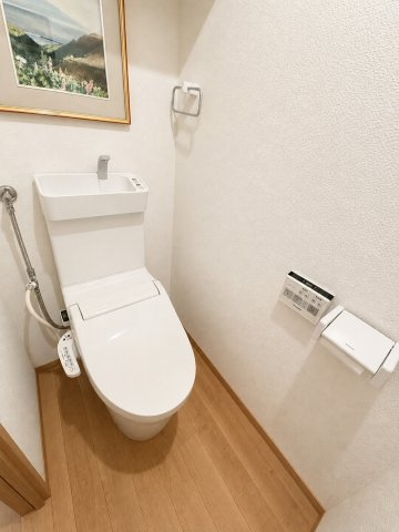 ライオンズマンション旭ヶ丘のトイレ|清潔感のあるシンプルなトイレ。折れ戸の扉で開閉スペースを抑え、空間を有効活用しています