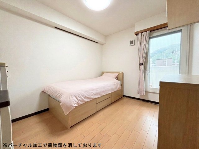ライオンズマンション旭ヶ丘の洋室|明るくすっきりとした洋室。壁面には吊り棚を設置しており、スペースを有効活用