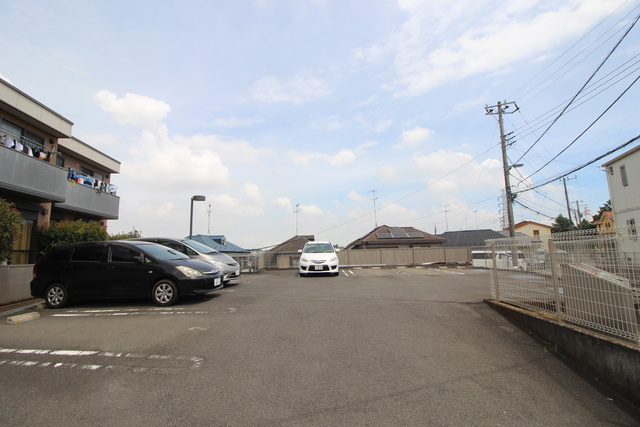 アモーレベルデ岸根公園Aの駐車場