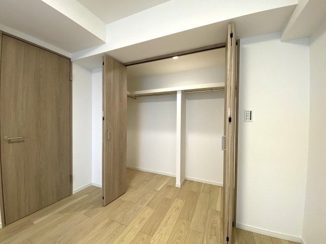 ガーデンプラザ柴又弐番館の収納|衣類や大型の荷物をまとめて整理整頓できる便利なウォークインクローゼットです。お部屋に余計な家具を置く必要がなく、住空間をすっきりと広々保てるのが魅力的なポイントです。