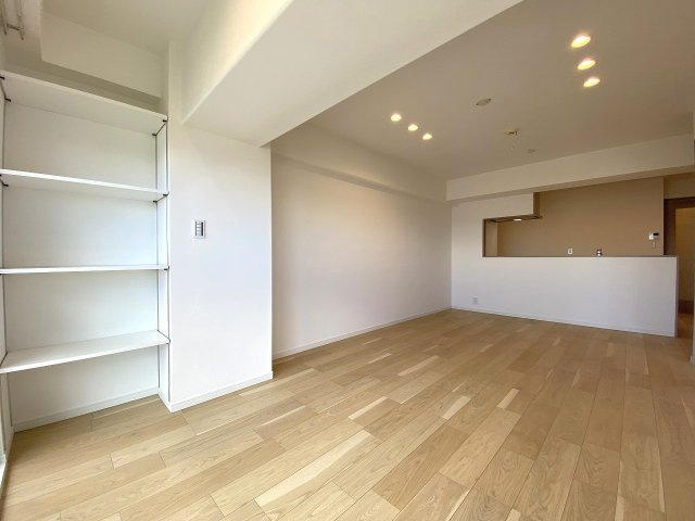 ガーデンプラザ柴又弐番館の居間・リビング|別角度からのリビング風景です。奥行きを感じられるレイアウトとなっており、家具を配置してもゆとりある動線を確保しやすく毎日の生活を快適にサポートしてくれます。