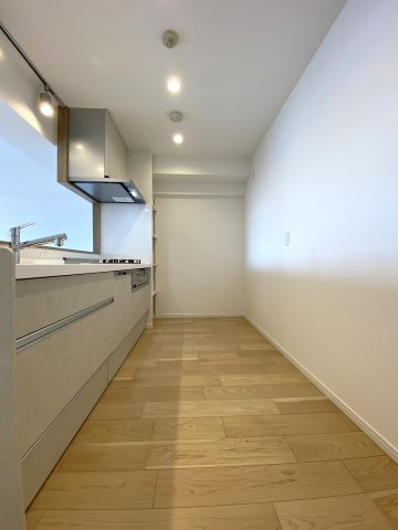 ガーデンプラザ柴又弐番館のキッチン|キッチン周りの幅や調理作業スペースもしっかり確保されています。広々としたシンクやコンロ周辺は作業がしやすく、毎日の料理作りを手際よくスムーズに行える機能的なデザインです。