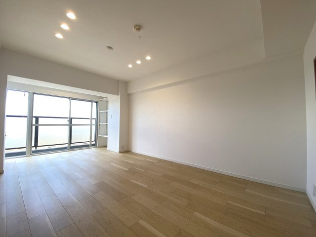 ガーデンプラザ柴又弐番館の居間・リビング|大きな窓から豊かな自然光が差し込む明るいリビングです。風通しも良く、爽やかな空気を感じながらご家族全員でゆったりとリラックスした時間をお過ごしいただけます。
