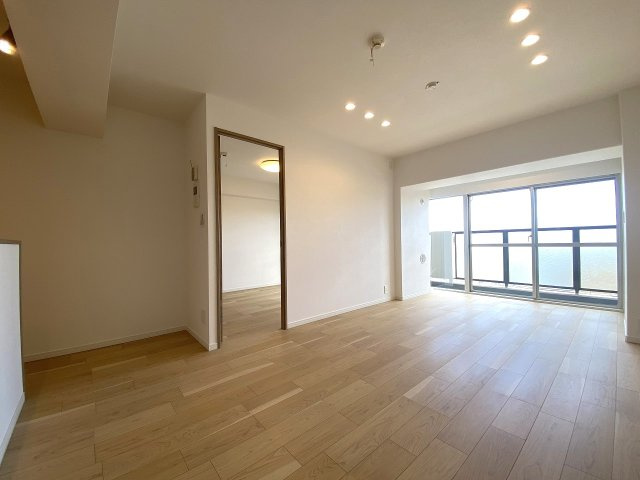 ガーデンプラザ柴又弐番館の居間・リビング|リビング全体を見渡せる開放感ある空間設計です。家族の会話が自然と弾む落ち着いた雰囲気となっており、毎日の暮らしをあたたかく彩る魅力的な住空間が広がっています。