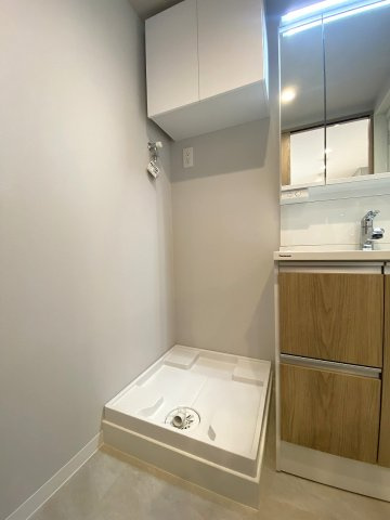 ガーデンプラザ柴又弐番館のランドリースペース|洗面所内の洗濯機置場周辺には洗剤や日用品を置けるスペースが整っています。毎日の洗濯作業や家事を効率的にこなすことができる使い勝手の良い動線設計が魅力です。