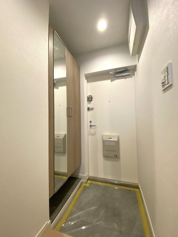 ガーデンプラザ柴又弐番館の玄関|落ち着いた雰囲気で住まいの顔となる綺麗な玄関スペースです。シューズボックスを備えており、ご家族全員の靴をすっきりと整理整頓して気持ちよくお客様を迎えられます。