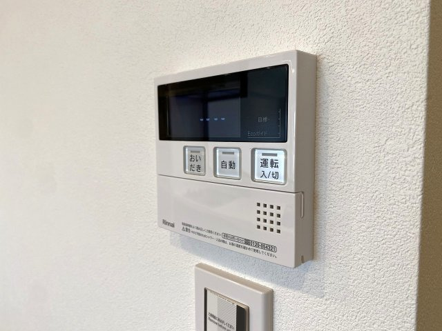 ガーデンプラザ柴又弐番館の発電・温水設備|いつでも温かいお湯に浸かれる便利な追い焚き機能付き給湯パネルです。生活リズムの異なるご家族でも、ボタン一つでお好みの適温に温め直すことができるため大変便利です。