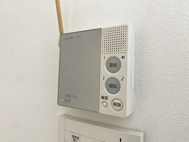 ガーデンプラザ柴又弐番館の防犯設備|共用部の様子を確認できる防犯モニターが設置されています。館内のセキュリティが高められており、小さなお子様やご家族が毎日の生活を安心してお過ごしいただける安心の設備です。