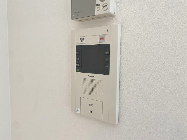 ガーデンプラザ柴又弐番館のセキュリティ|訪問者の顔を室内からしっかり確認できるTVモニター付きインターホンです。防犯性に優れており、不審者の侵入を防ぎながらお子様の留守番時や夜間の対応も安心に行っていただけます。