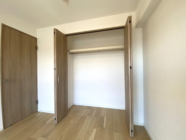 ガーデンプラザ柴又弐番館の収納|廊下部分に設置された便利な収納スペースです。棚板の高さ調整が可能となっており、掃除用品や季節の小物、日用品のストックなどを効率よくすっきりと整理整頓していただけます。