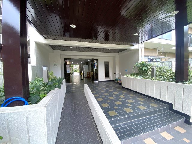 ガーデンプラザ柴又弐番館|ゆとりあるアプローチが印象的なエントランス外観です。きれいに維持管理されており、住まう方や訪れる方を明るく清潔感あふれる雰囲気で気持ちよく迎え入れてくれます。