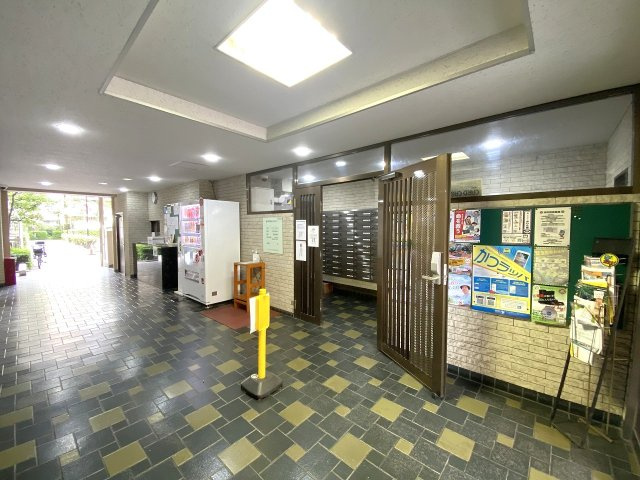 ガーデンプラザ柴又弐番館のエントランス|清掃が行き届いた明るく広々としたエントランスホールです。防犯面にも配慮された安心感のある空間設計となっており、日々の行き来を快適にサポートしてくれます。