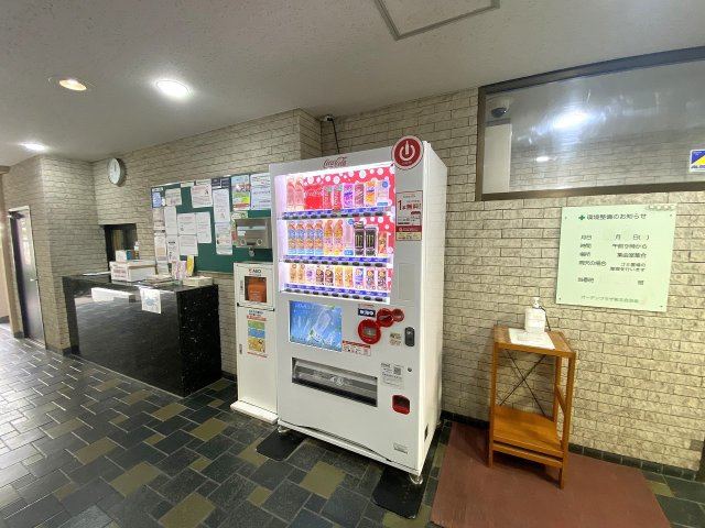 ガーデンプラザ柴又弐番館のエントランス|エントランス内には便利な自動販売機が設置されています。敷地を出ずに手軽に飲み物を購入することができ、日常のちょっとした瞬間に重宝する嬉しい共有設備となっております。